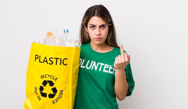 Mulher muito hispânica sentindo raiva irritada conceito de ecologia rebelde e agressiva