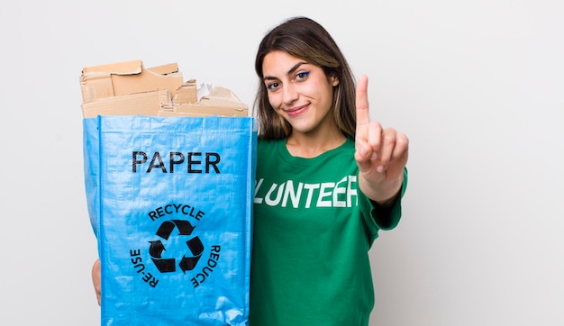 Mulher muito hispânica sorrindo com orgulho e confiança, fazendo o conceito de ecologia número um