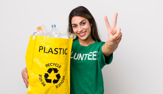 Mulher muito hispânica sorrindo e parecendo feliz gesticulando vitória ou conceito de ecologia de paz