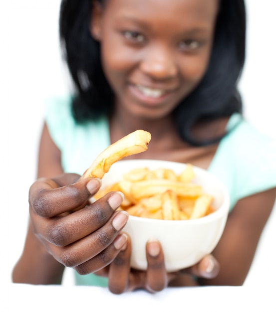 Mulher muito jovem comendo batatas fritas