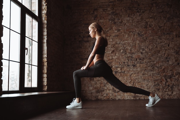 Mulher muito jovem fitness fazer exercícios de esporte no ginásio