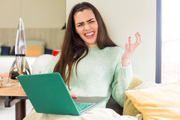 Foto mulher muito jovem trabalhando em casa com um laptop. design de interiores de casa