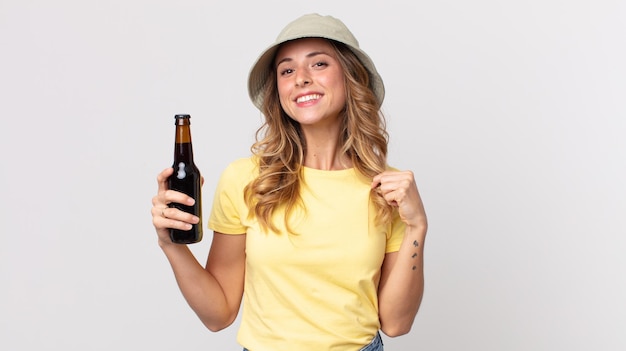 Mulher muito magra parecendo arrogante, bem-sucedida, positiva e orgulhosa e segurando uma cerveja. conceito de verão