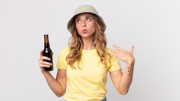 Mulher muito magra se sentindo estressada, ansiosa, cansada e frustrada e segurando uma cerveja. conceito de verão