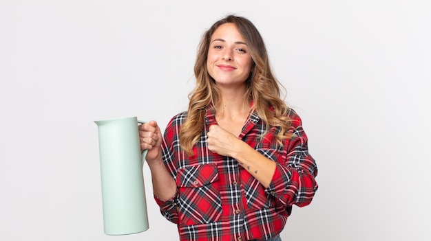 Mulher muito magra se sentindo feliz e enfrentando um desafio ou comemorando e segurando uma garrafa térmica de café