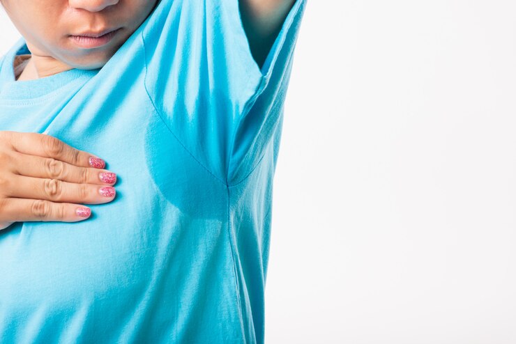 Foto mulher muito mal tem mancha de suor nas axilas em suas roupas