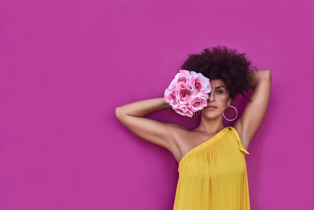 Foto mulher mulata com cabelo afro com vestido amarelo