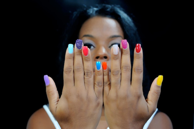 Foto mulher mulata com unhas coloridas