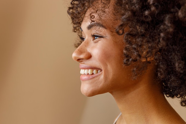 Foto mulher multiétnica sorrindo em fundo bege