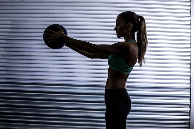 Mulher muscular fazendo exercício de bola