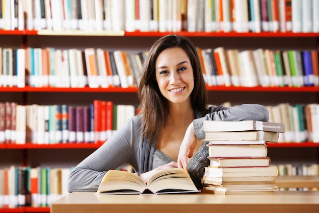 Foto mulher na biblioteca