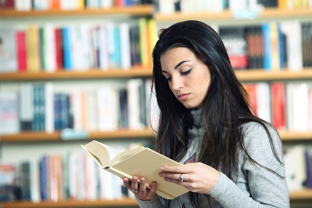 Foto mulher na biblioteca