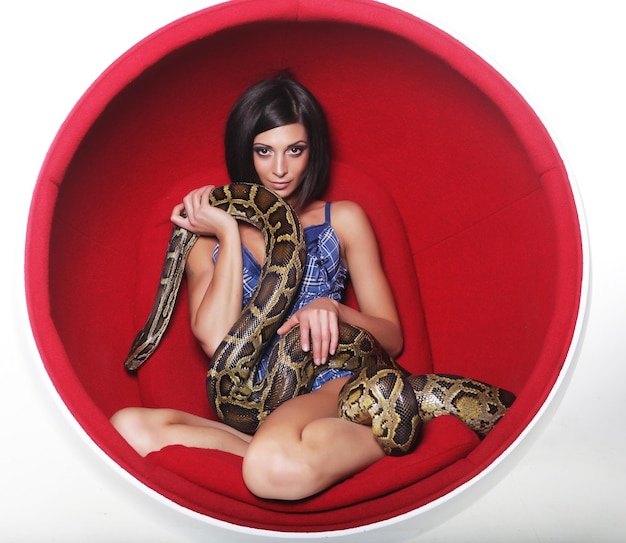 Mulher na cadeira vermelha holdung python