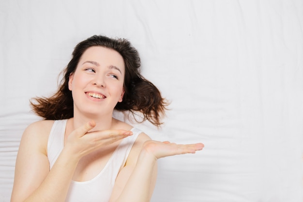 mulher na cama em um lençol branco com emoções diferentes