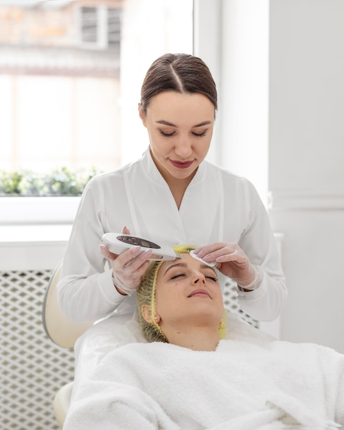 Foto mulher na clínica de beleza para tratamento facial