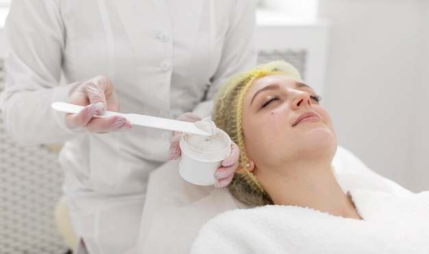 Foto mulher na clínica de beleza para tratamento facial