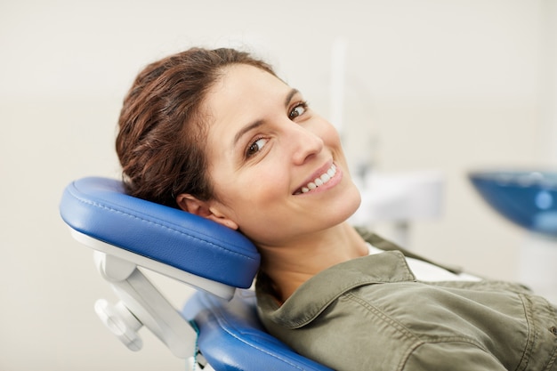 Mulher na consulta de dentistas