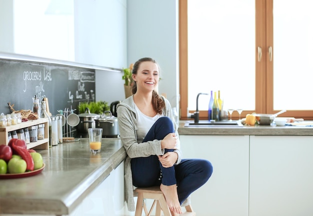 Mulher na cozinha cozinhando na cozinha