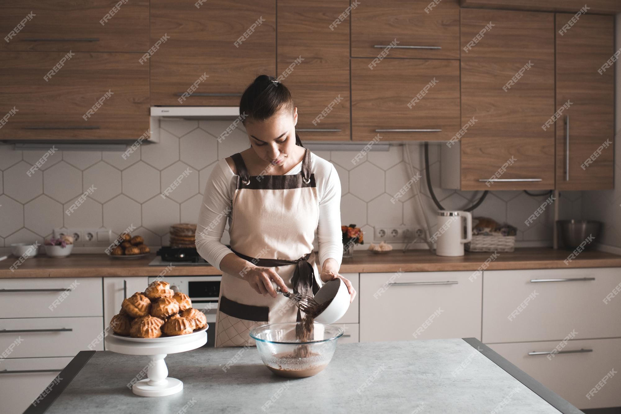 F5 - Colunistas - Aventura na cozinha - Aprenda a fazer bolo com leite  fervendo, que fica fofinho e pode levar coberturas variadas - 26/06/2020