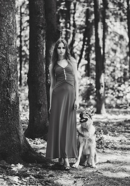 Mulher na floresta com um cachorro