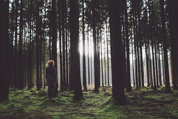 Mulher na floresta