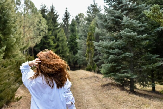 mulher na floresta