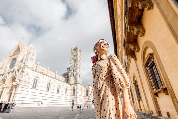 Mulher na frente da catedral de siena na toscana itália