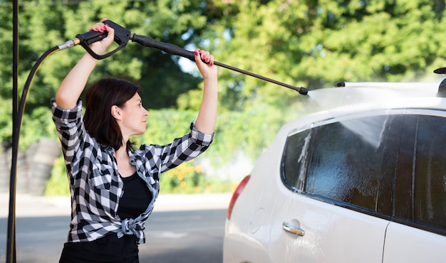 Mulher na lavagem de carros self-service