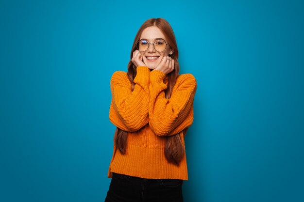 Mulher na moda com cabelo ruivo e modelo sorridente de sardas pessoa ruiva