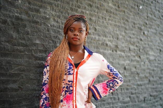 Mulher na moda com penteado afro encaracolado na rua