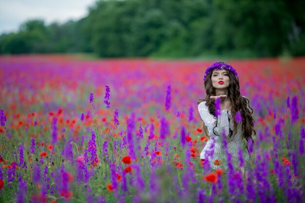 Mulher na natureza em um campo com flores roxas