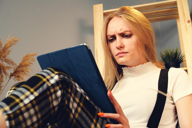 Mulher na noite em casa surfando na internet com tablet digital. Ficar em casa. Fechar-se.