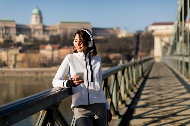 Mulher na ponte fazendo uma pausa após o exercício