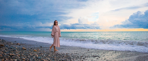 Mulher na praia aproveitando as férias de verão