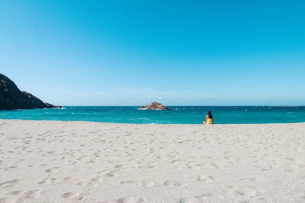 mulher na praia conceito de verão