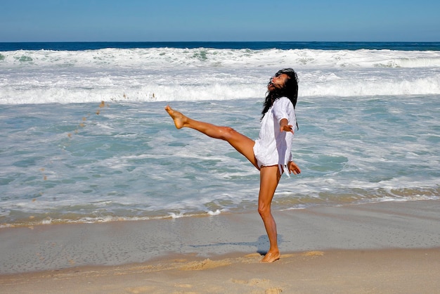 Mulher na praia do Rio de Janeiro