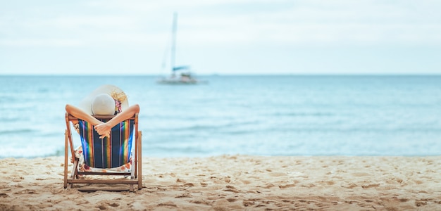 Mulher na praia no verão