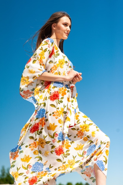 Mulher na praia usando túnica sarongue e roupa de praia pareo