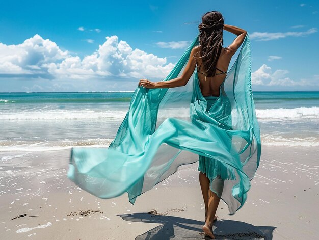 Foto mulher na praia vestindo um sarong turquesa conceito de férias de praia de verão