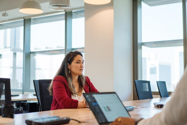 Mulher na reunião no escritório usando o telefone