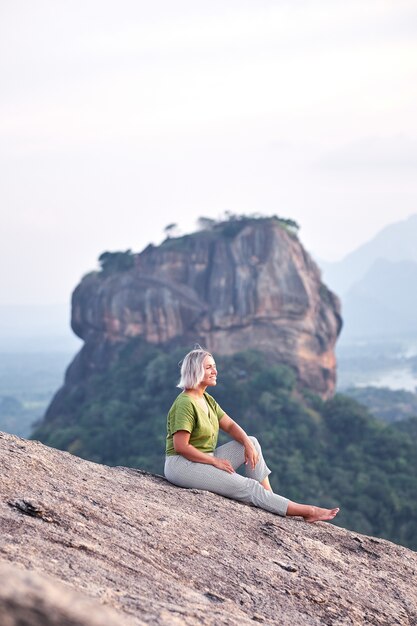 Mulher na rocha de Pidurangala com vista em Sigiriya