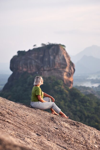 Mulher na rocha de Pidurangala com vista em Sigiriya