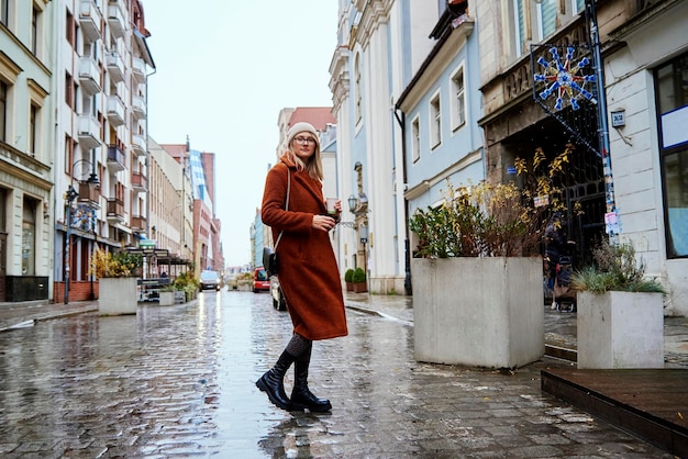 Mulher na rua da cidade com uma xícara de café