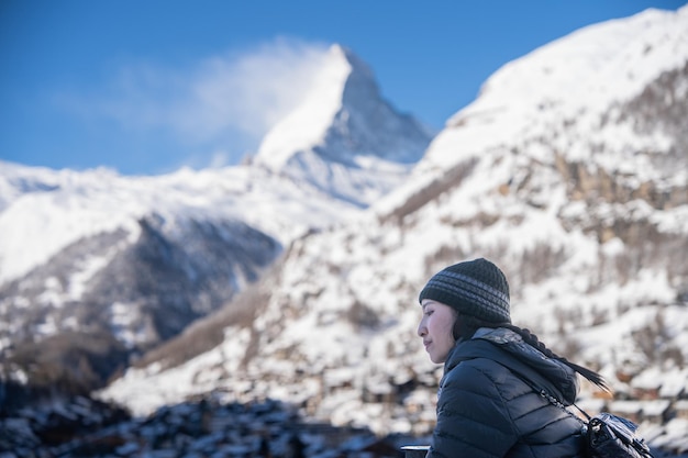 Mulher na vila de Zermatt com montanha Matterhorn na manhã Zermatt Suíça