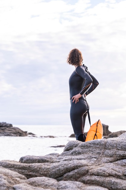 Mulher nadadora prestes a entrar no mar