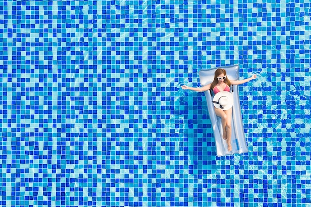 Foto mulher nadando na piscina