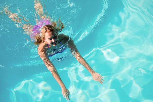 Mulher nadando na piscina