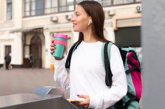 Foto mulher nas catracas com uma mochila