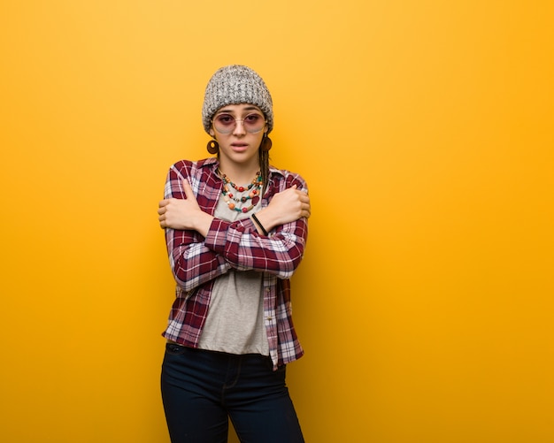 Mulher natural jovem hippie vai frio devido a baixa temperatura