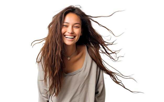 Foto mulher natural sorrindo com o cabelo fluindo